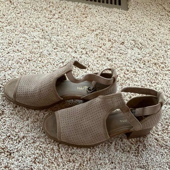 Ugg by Koolaburra Ashlyn sandal size 7 - Picture 2 of 4